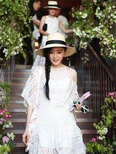 看看女星們花式戴草帽的帽子戲法！